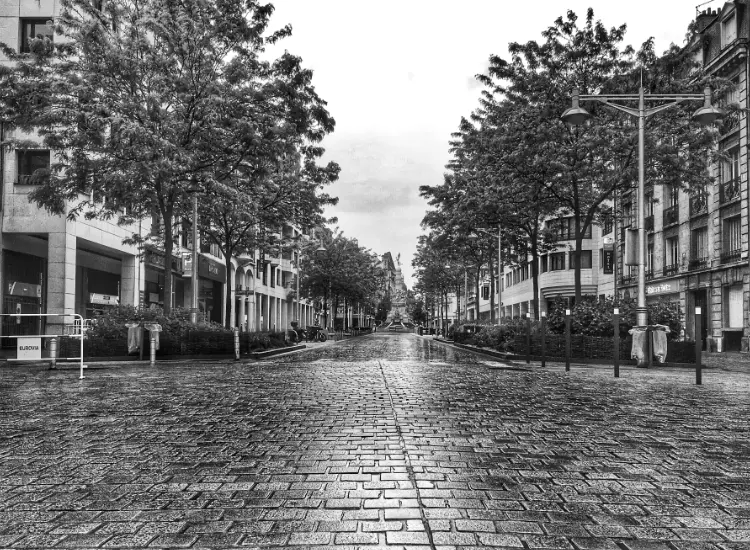 Black and white image of centre of Reims