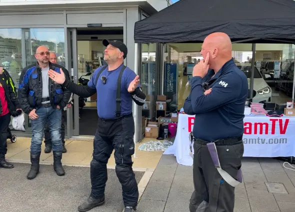 Toby and Mark briefing people before a ride out